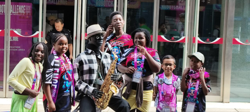 Робот-саксофонист по имени «Невероятный Robby Brown» вместе со зрителями и участниками соревнований по робототехнике RobotChallenge 2025 в Пекине. Фото предоставлено Игорем Лосицким

