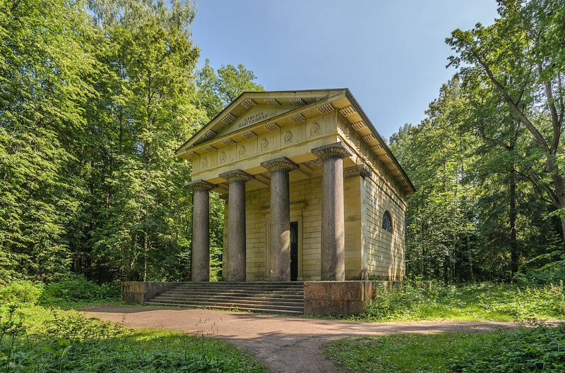 Mausoleum to Husband-Benefactor at Pavlovsk Park. Credit: Alex 'Florstein' Fedorov / Wikimedia Commons / CC BY-SA 4.0

