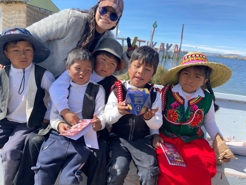 Сильвия Касерес Чалько проводит социальную акцию и предлагает киноа детям, живущим на островах Урос. Фото предоставлено Сильвией Касерес Чалько
