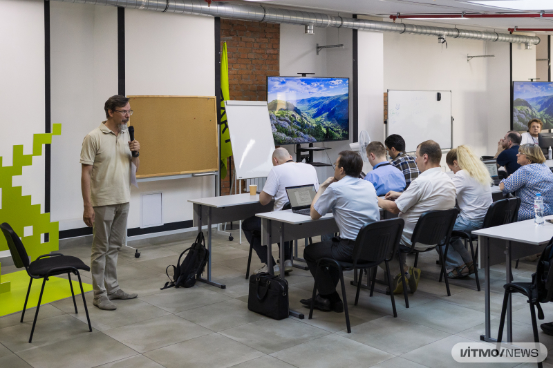 Выступление Алекандра Бухановского на программе дополнительного профессионального образования (ДПО) по искусственному интеллекту в ИТМО. Фото: Дмитрий Григорьев / ITMO NEWS

