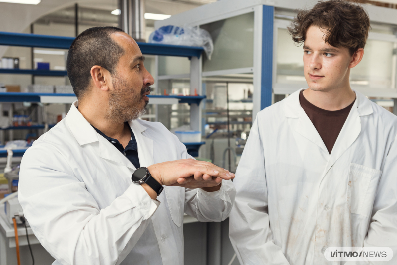 Иван Мартинес в лаборатории ИТМО. Фото: Дмитрий Григорьев / ITMO NEWS
