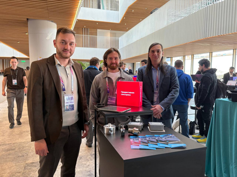 Команда стартапа «Предиктивная сенсорика» (Кирилл Плугин, Ефим Шнейдерман и Иван Полухин) на конференции Moscow Startup Summit. Фото предоставлены командой стартапа
