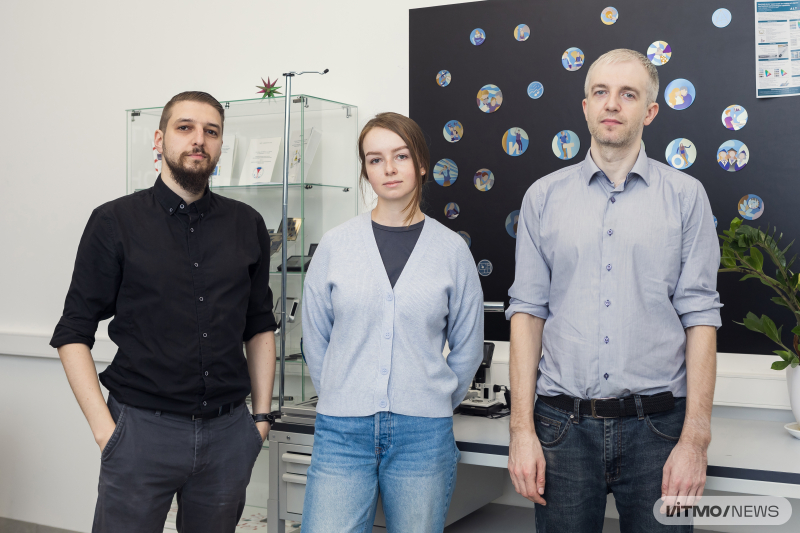 Группа ученых ИТМО, проводивших исследование: кандидат технических наук, доцент Института лазерных технологий ИТМО Дмитрий Синев, магистрант Института лазерных технологий ИТМО Ксения Арбузова и кандидат физико-математических наук, доцент Института лазерных технологий ИТМО Дмитрий Поляков. Фото: Дмитрий Григорьев / ITMO NEWS
