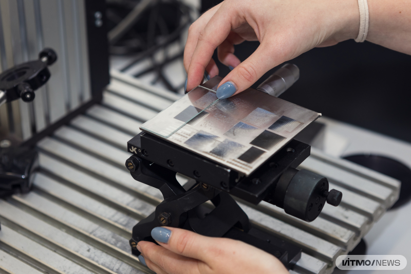 Подготовка образцов к записи изображений методом LIBT. Фото: Дмитрий Григорьев / ITMO NEWS
