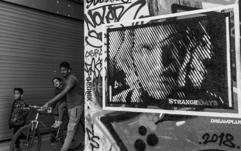 A graffiti of Ralph Fiennes' protagonist in Strange Days (1995), seen in Barcelona, 2019. Credit: @markheybo / flickr / CC BY 2.0
