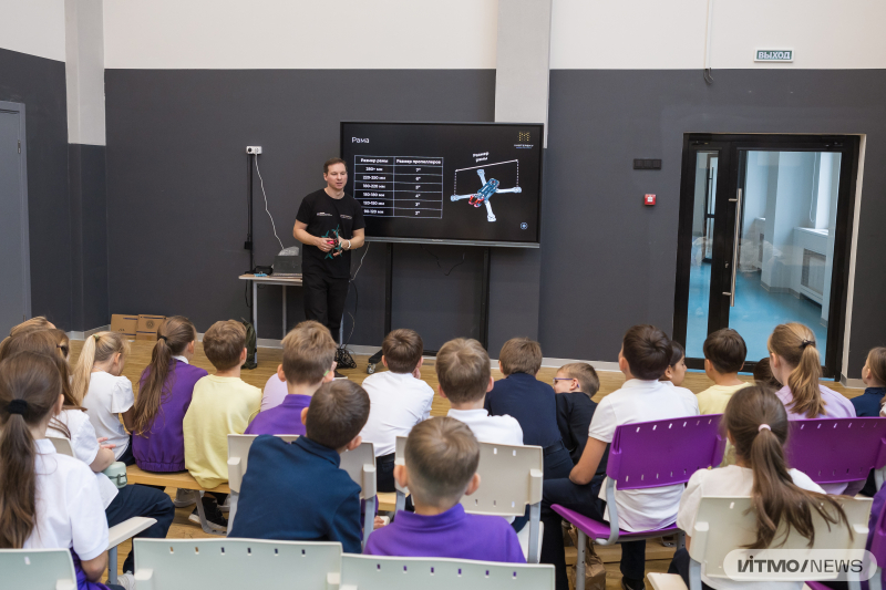 Лицеисты на лекции. Фото: Дмитрий Григорьев / ITMO NEWS
