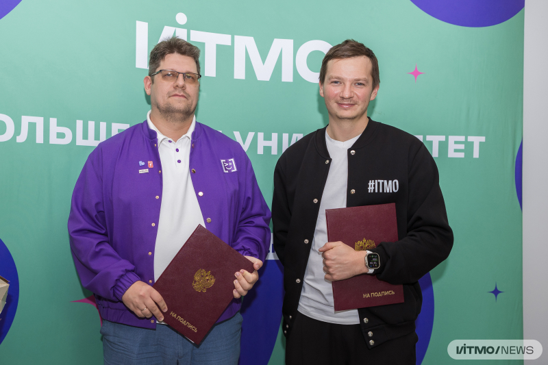 Директор ИТ-лицея Дмитрий Серженко и начальник Департамента по стратегическим коммуникациям ИТМО Кирилл Александров. Фото: Дмитрий Григорьев / ITMO NEWS
