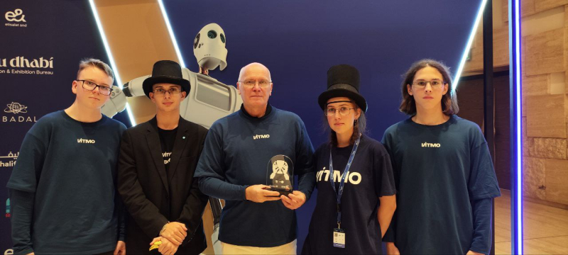 Команда ИТМО вместе с тренером Игорем Лосицким на Robocup Asia Pacific 2025. Фото предоставлено Игорем Лосицким
