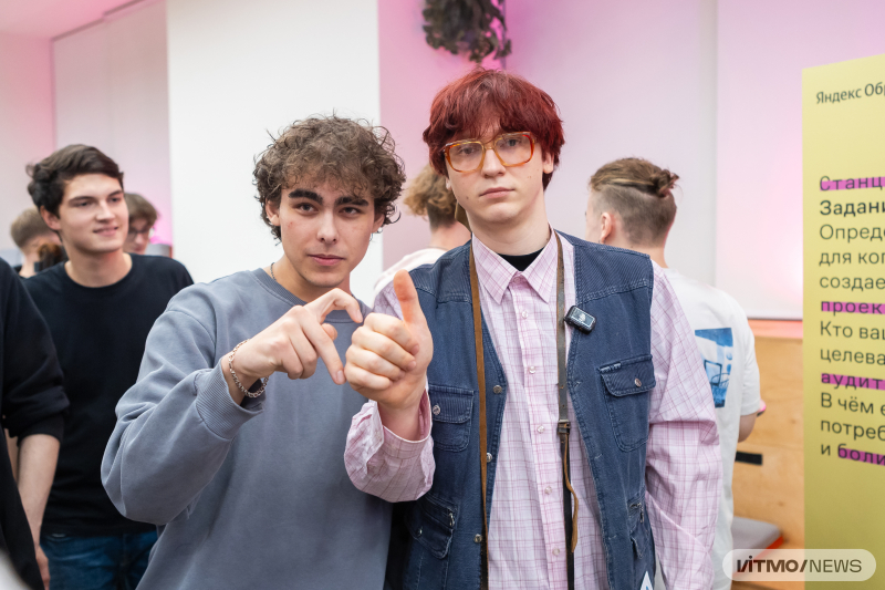 Илья Nowkie (справа) со студентом ИТМО. Фото: Дмитрий Григорьев / ITMO NEWS
