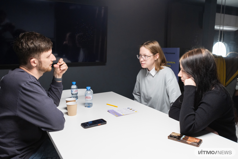 Студенты ИТМО решают задания техноквеста от Яндекса. Фото: Дмитрий Григорьев / ITMO NEWS
