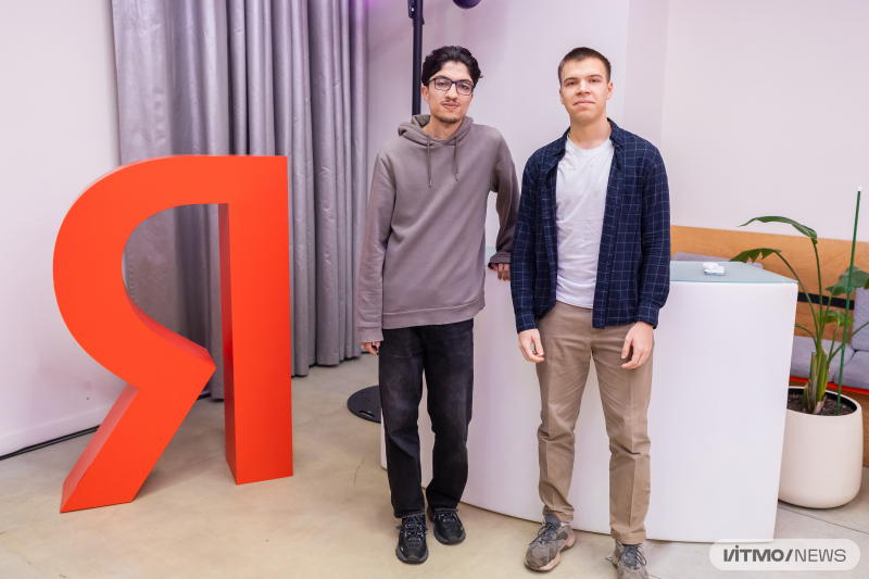 Ясер Хабиби и Даниил Соловьев проходят техноквест от Яндекса. Фото: Дмитрий Григорьев / ITMO NEWS
