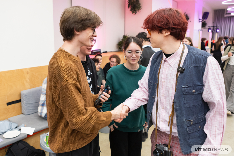 Студент ИТМО Егор Артемов общается с блогером Ильей Nowkie на техноквесте от Яндекса. Фото: Дмитрий Григорьев / ITMO NEWS
