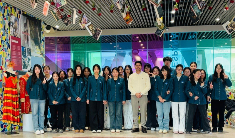 Диего Арбильдо с китайскими студентами. Фото предоставлено Диего Арбильдо
