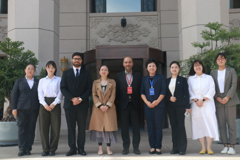 Диего Арбильдо с деканом школы инженерии Папского католического университета Перу и деканом школы искусственного интеллекта, инноваций и предпринимательства Цзилиньского университета международных исследований. Фото предоставлено Диего Арбильдо
