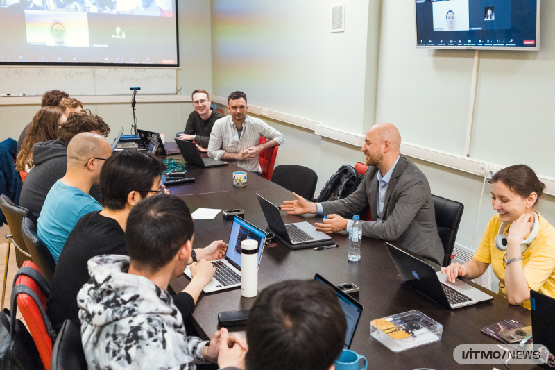 Андрей Богданов вместе с научной группой в ИТМО. Фото: Дмитрий Григорьев / ITMO NEWS
