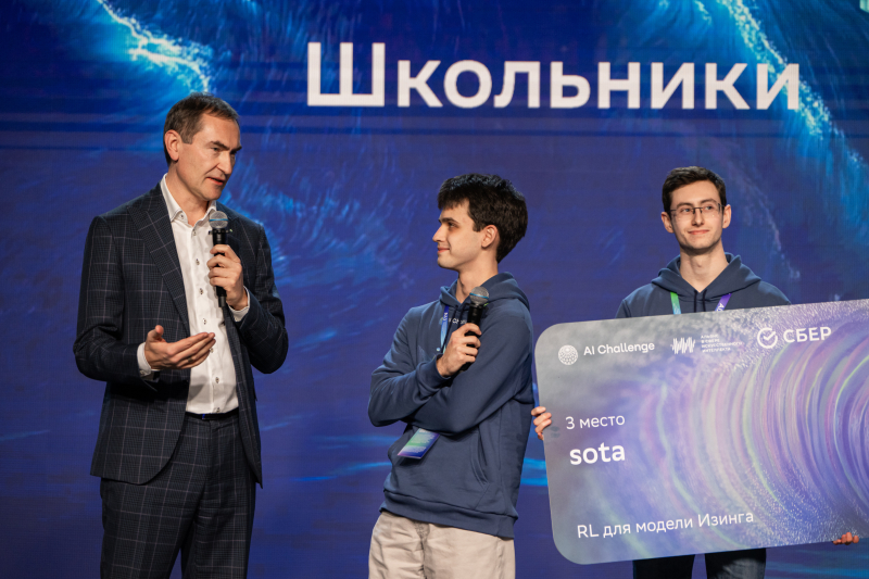 Даниил Антонов (по центру) с членом команды Sota. Фото: Сбер
