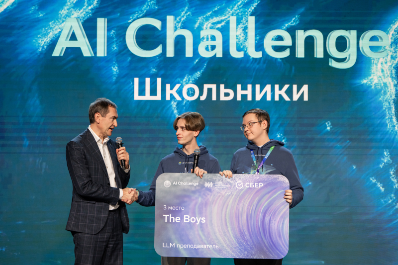 Константин Сигалов (справа) с членом команды The Boys. Фото: Сбер
