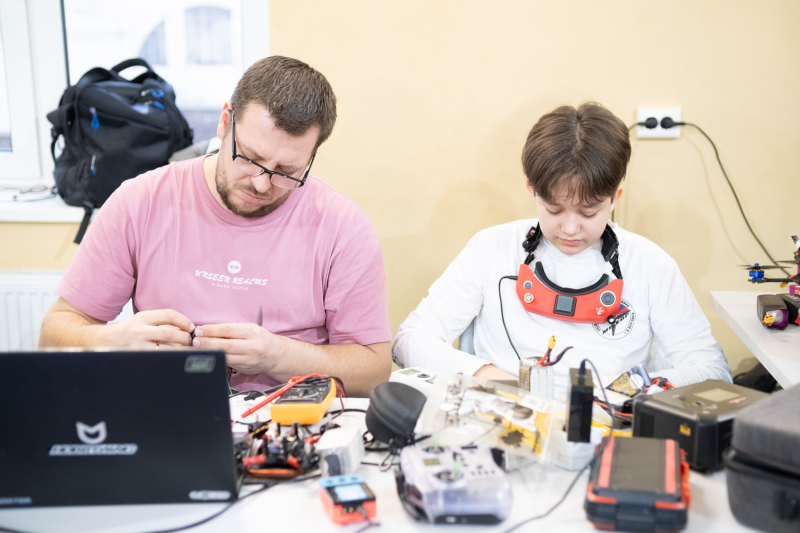 Участники открытого чемпионата ИТМО по гонкам дронов. Фото: Евдокия Галкина
