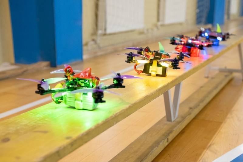 Участники открытого чемпионата ИТМО по гонкам дронов. Источник: vk.com/kb_droneracing

