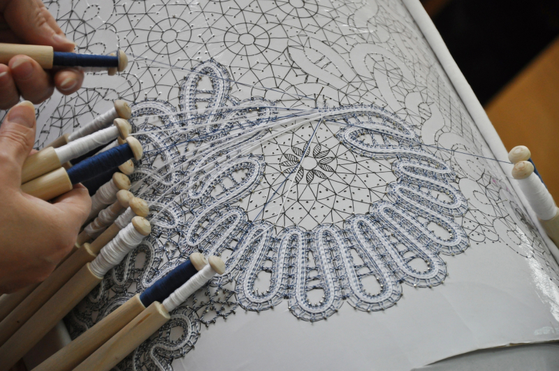 Vologa lace-making using wooden bobbins. Credit: photogenica.ru
