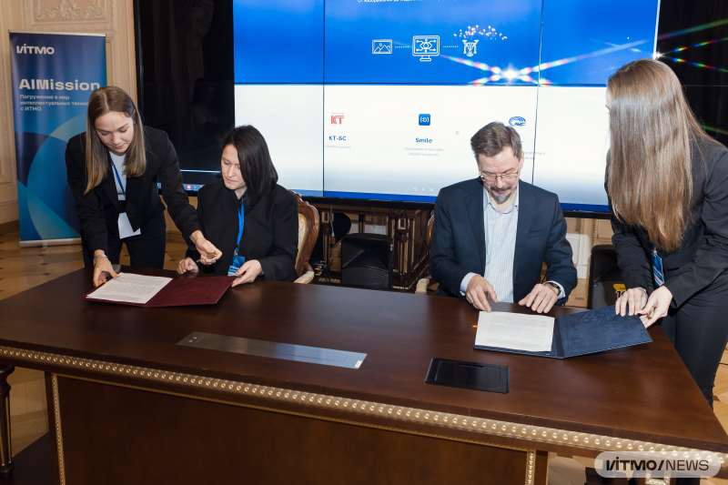 Подписание соглашения между ИТМО и Ozon Tech о совместной программе бакалавриата в сфере ИИ. Фото: Дмитрий Григорьев / ITMO NEWS
