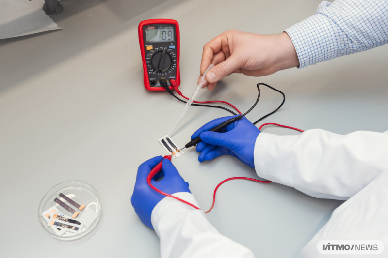 Measurements produced by printed electrodes on samples using a digital multimeter. Photo by Dmitry Grigoryev / ITMO NEWS
