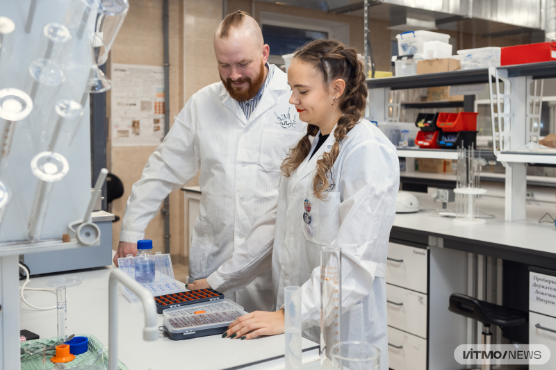 ITMO researchers Evgeny Smirnov and Anna Pavlova. Photo by Dmitry Grigoryev / ITMO NEWS
