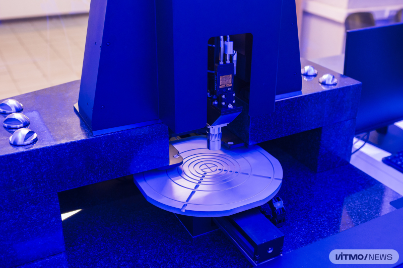 The device for high-accuracy cell experiments. Photo by Dmitry Grigoryev / ITMO NEWS
