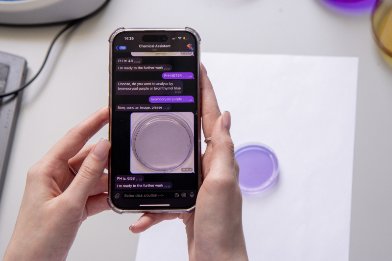 The mobile app for monitoring the growth of lactic bacteria. Photo by Alina Fedorova / Megabyte Media
