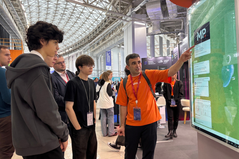 Ivan Iorsh presenting AI-Materials Project at the Congress of Young Scientists. Photo by ITMO
