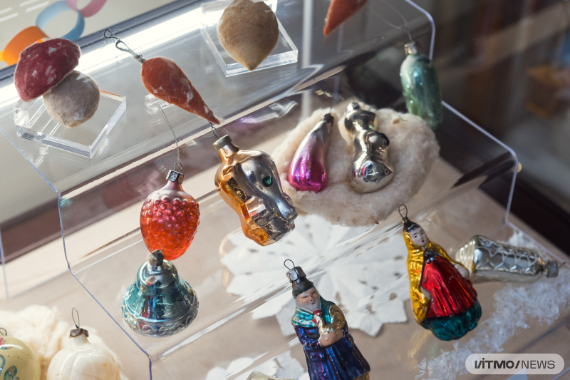 Новогодняя выставка &laquo;Все мы родом из детства&raquo; в Музее оптики ИТМО. Фото: Дмитрий Григорьев / ITMO NEWS
