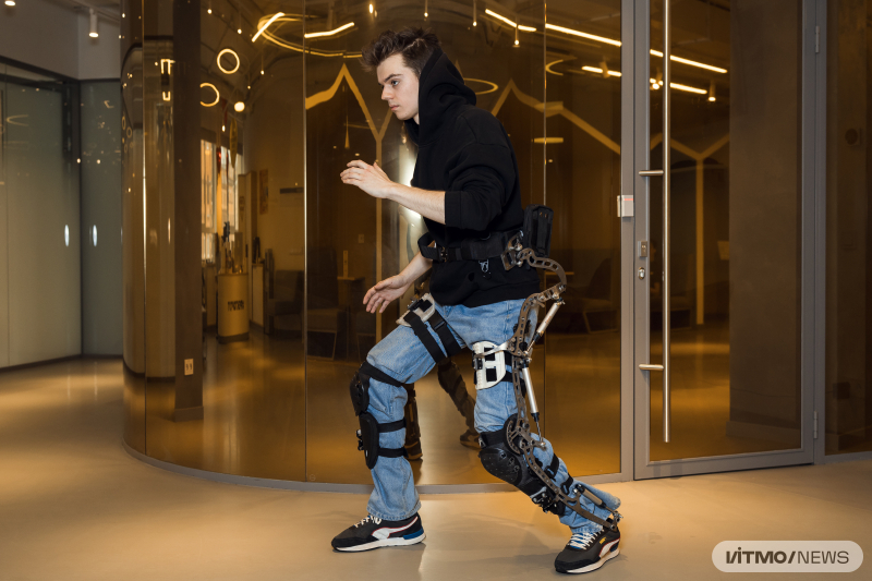 Student Ivan Smirnov shows off a next-gen exoskeleton. Photo by Dmitry Grigoryev / ITMO.NEWS
