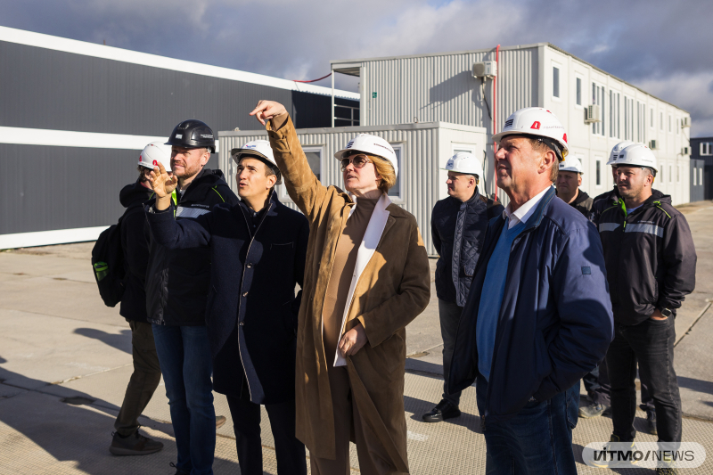 St. Petersburg Vice Governor Irina Potekhina (center) and ITMO Rector Vladimir Vasilyev (front right) at the site of ITMO Highpark. Photo by Dmitry Grigoryev / ITMO NEWS
