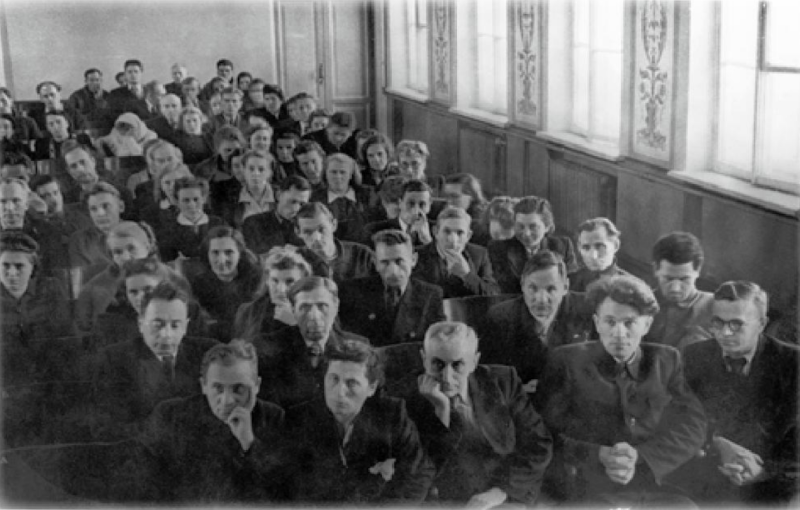 A meeting at LITMO&rsquo;s assembly hall in 1946 (Georgy Pogarev &ndash; furthest to the right). Photo courtesy of ITMO&rsquo;s Historical Museum
