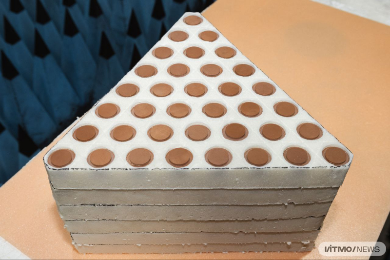 Полностью диэлектрический трехмерный фотонный топологический изолятор. Фото: Дмитрий Григорьев / ITMO NEWS
