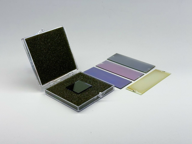 Фотография образцов, чувствительных к поляризации металлических наноструктур. Источник: Далер Дададжанов / ИТМО
