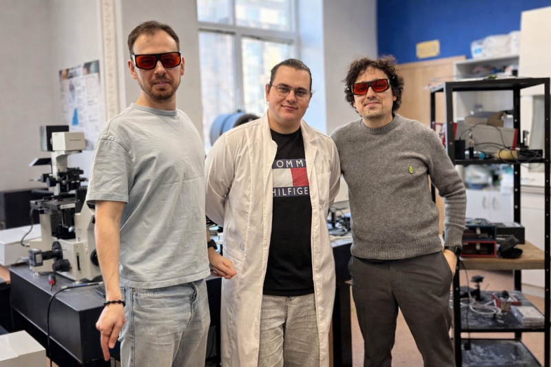 Фотография ученых ИТМО (слева направо): Игорь Гладских (старший научный сотрудник, к.ф.-м.н.), Никита Петров (инженер, магистрант 2-го года обучения), Далер Дададжанов (ведущий научный сотрудник, PhD, руководитель проекта РНФ). Источник: Далер Дададжанов / ИТМО
