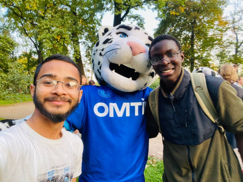 Oludotun with his friend and ITMO KronBars mascot Tim the snow leopard. Photo courtesy of the subject
