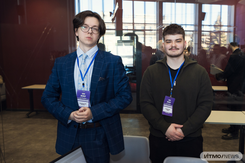 Gleb Komelin and Taras Nekrasov, developers of the app.&nbsp;Photo by Dmitry Grigoryev / ITMO NEWS
