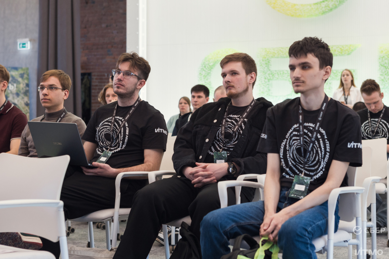 Кирилл Зинченко (второй слева). Фото: Дмитрий Григорьев / ITMO NEWS
