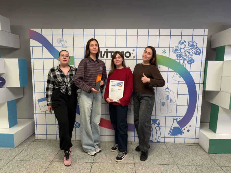 Лауреаты премии &laquo;Лига вузов&raquo; в номинации &laquo;Цифровой фундамент будущего&raquo;. Полина Корниенко &mdash; вторая слева. Фото: Анастасия Панюта
