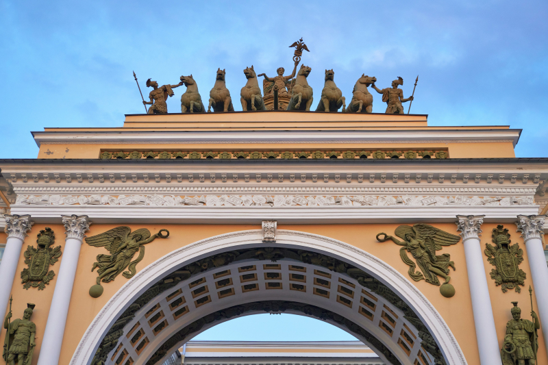 The arch of the General Staff Building. Credit: Vladimir Vereshchagin (@vivom) via Unsplash
