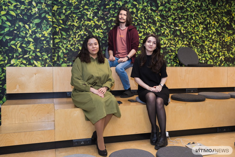 Denis Baranenko's PhD graduates (left to right):&nbsp;Malikakhon Kurbonova, Nikita Tyutkov,&nbsp;Elmira Eminova.&nbsp;Photo by Dmitry Grigoryev / ITMO NEWS
