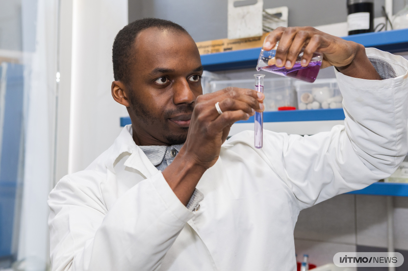 Pablo Alloh, a fourth-year PhD student at the Faculty of Biotechnologies, has developed a cream cheese with a protective food coating that is enriched by microcapsules with polyunsaturated fatty acids and antioxidants. With the developed technology, it&rsquo;s possible to develop a functional food product that contains the daily intake of these healthy nutrients.&nbsp;&nbsp;Photo by Dmitry Grigoryev / ITMO NEWS
