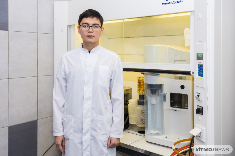 Arvig Badmaev, a second-year PhD student at the Faculty of Biotechnologies, studies the effects of electromagnetic waves on meat, rice, and other frozen products. His research can help preserve the biological value, taste, structure, and appearance of products after defrosting.&nbsp;&nbsp;Photo by Dmitry Grigoryev / ITMO NEWS
