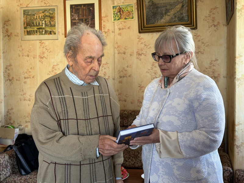 Nadezhda Maltseva, the head of the museum, and Vasiliy Reshetkin. Photo by ITMO&rsquo;s Historical Museum
