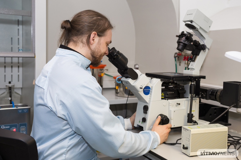 PhD student Ivan Kalantaevskii working with an optical miscroscope to search for single-layer&nbsp;Van der Waals&nbsp;semiconductors. Photo by Dmitry Grigoryev / ITMO NEWS
