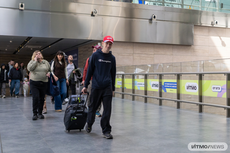 Зона прилета в аэропорту Пулково в Петербурге, где размещен визуал новой приемной кампании ИТМО. Фото: Дмитрий Григорьев / ITMO NEWS
