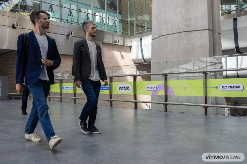 Зона прилета в аэропорту Пулково в Петербурге, где размещен визуал новой приемной кампании ИТМО. Фото: Дмитрий Григорьев / ITMO NEWS

