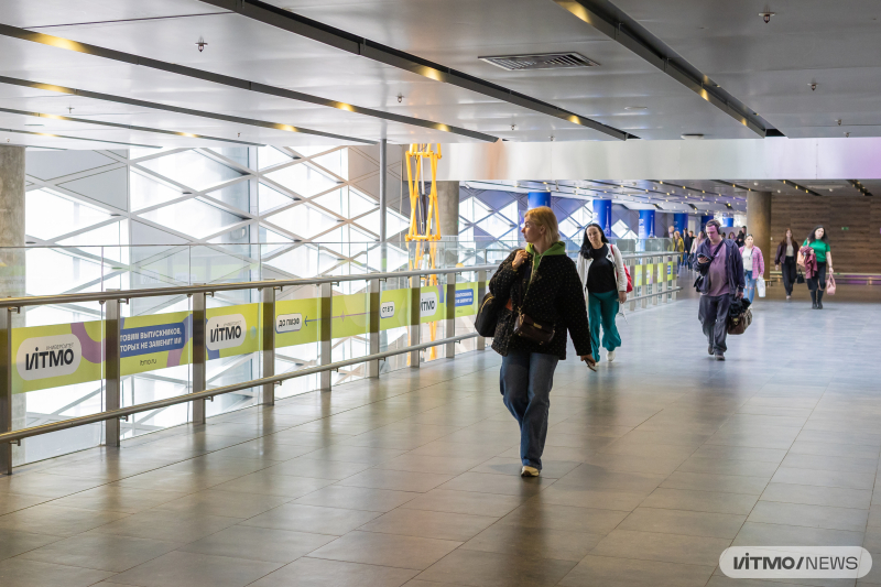 Зона прилета в аэропорту Пулково в Петербурге, где размещен визуал новой приемной кампании ИТМО. Фото: Дмитрий Григорьев / ITMO NEWS
